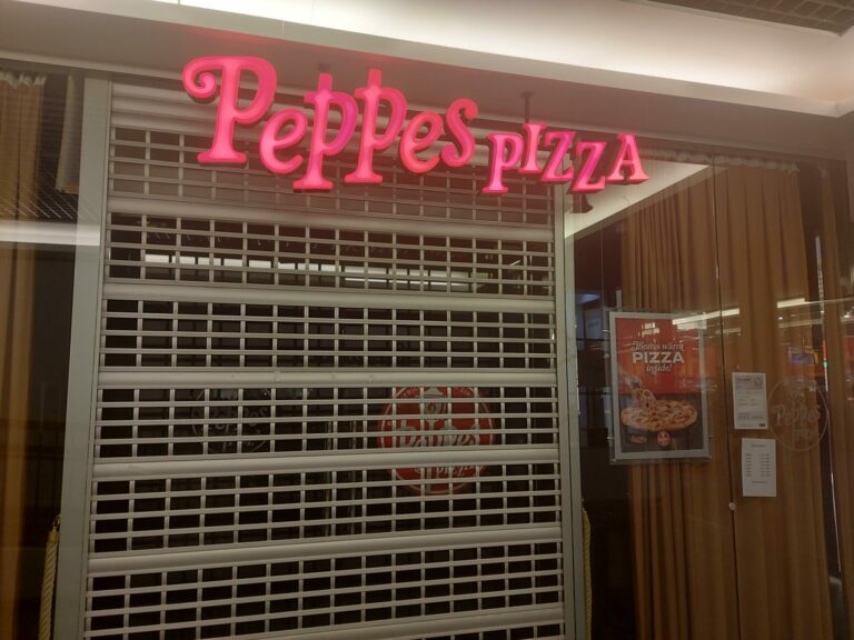 STENGT DØR: Peppes Pizza på Leknes har besluttet å legge ned driften. Christina Campo