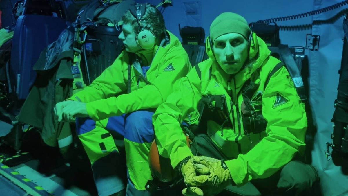 Redningsaksjon: Svolvær alpine redningsgruppe (SARG) er satt inn i arbeidet med å få ned en mann som står værfast på Reinebringen. Her er Vegar Kaspersen og Joachim Aae Flatøy fra SARG på vei til aksjonen. Foto: SARG