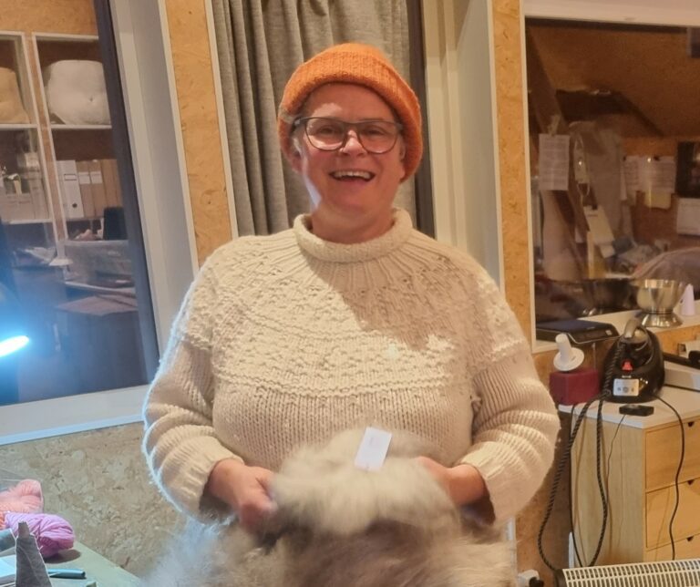 Ragnhild Lie etablerte Lofoten Wool AS i 2014. Dette bildet ble tatt under et tidligere besøk som Avisa Lofoten avla på gårdsbutikken utenfor Stamsund. Foto: Gustav Fauskanger Pedersen.