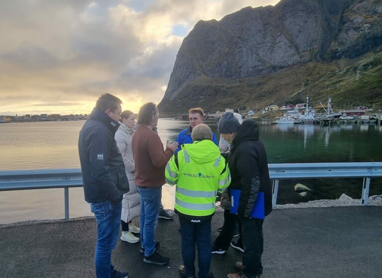 Jozef Mierzwa (til høyre i bildet) er direktør i Deco Norge AS. I høst var han sammen med formannskapet i Moskenes kommune, samt teknisk sjef i kommunen Øystein Solaas (i gult), på befaring i området hvor det var ønske om å bygge nytt handelssenter. Foto: Gustav Fauskanger Pedersen.