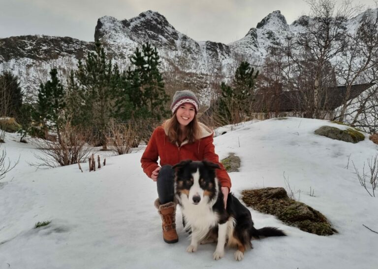 Christina Campo er ny redaktør i Avisa Lofoten. Her er hun avbildet sammen med hunden Casper utenfor deres nye hjem i Stamsund. Foto: Gustav Fauskanger Pedersen.
