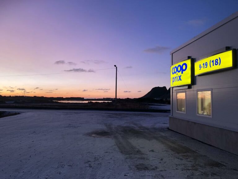 Når Coop Prix tok over driften av matbutikken på Værøy lovet de lavere priser. Avisa Lofoten har undersøkt om de har levert på det løftet. Foto: Coop Prix Værøy.