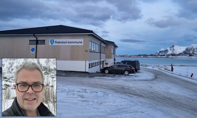 Jørn Aarsland (innfelt) forteller at området rundt kommunehuset er blant stedene hvor det vil komme parkeringsregulering fremover. Foto: Gustav Fauskanger Pedersen/Privat.