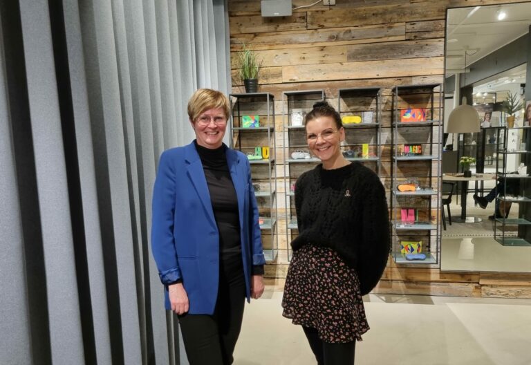 Heidi Johansen (til venstre) er daglig leder i Strauman Optikk på Leknes. Her er hun avbildet med Line-Elisabeth Sørensen som også jobber i butikken. Foto: Gustav Fauskanger Pedersen.