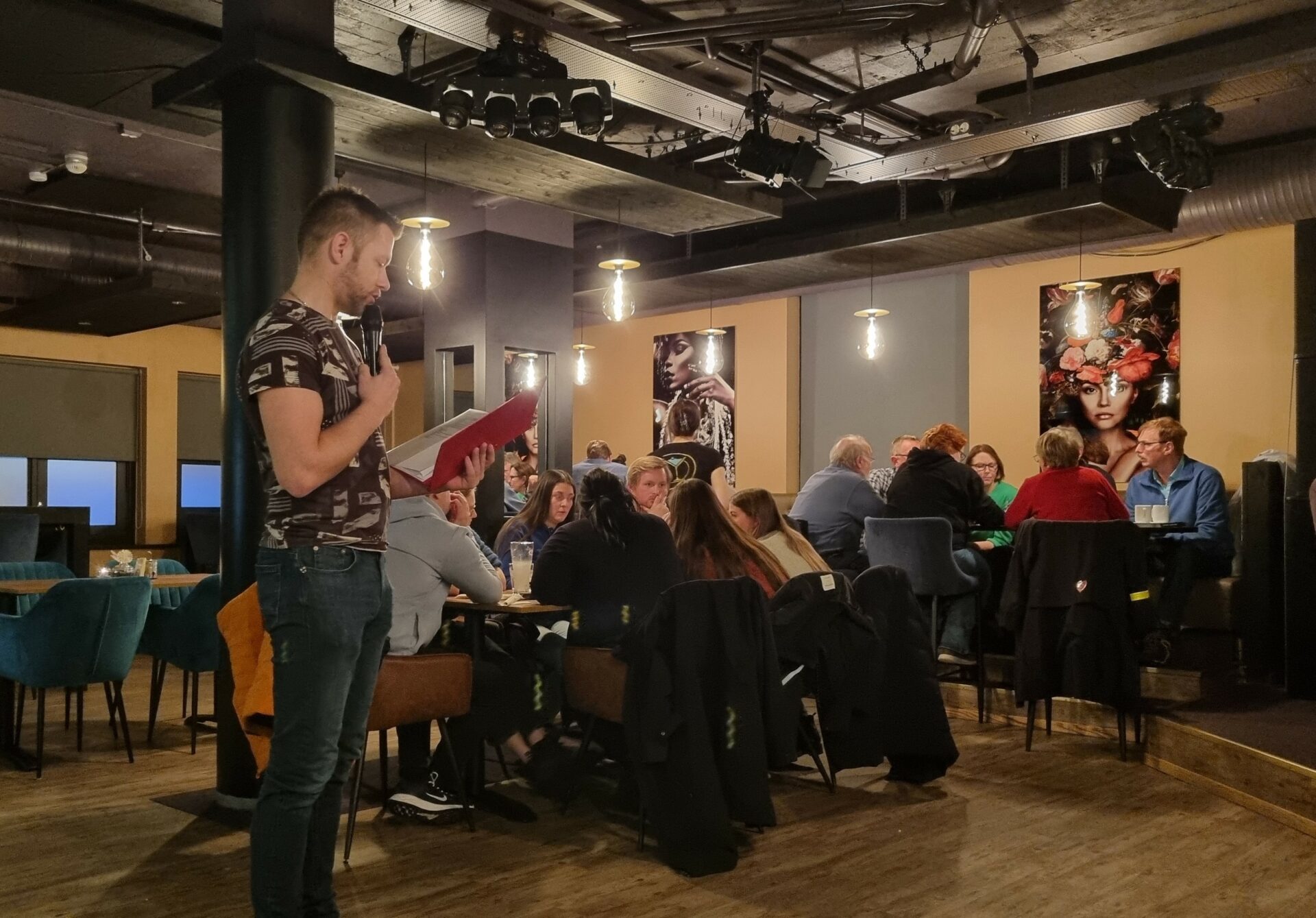 Hugo Salomonsen er quizmaster på Digg. Her er han i aksjon under årets første "all-tema quiz. Foto: Gustav Fauskanger Pedersen.
