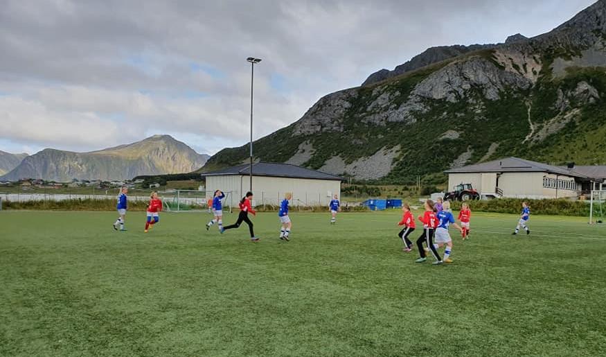 Denne kunstgressbanen må oppgraderes. Foto: Andre Bruun