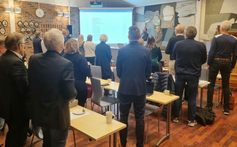 Her er de folkevalgte i Vestvågøy kommune avbildet mens de synger 