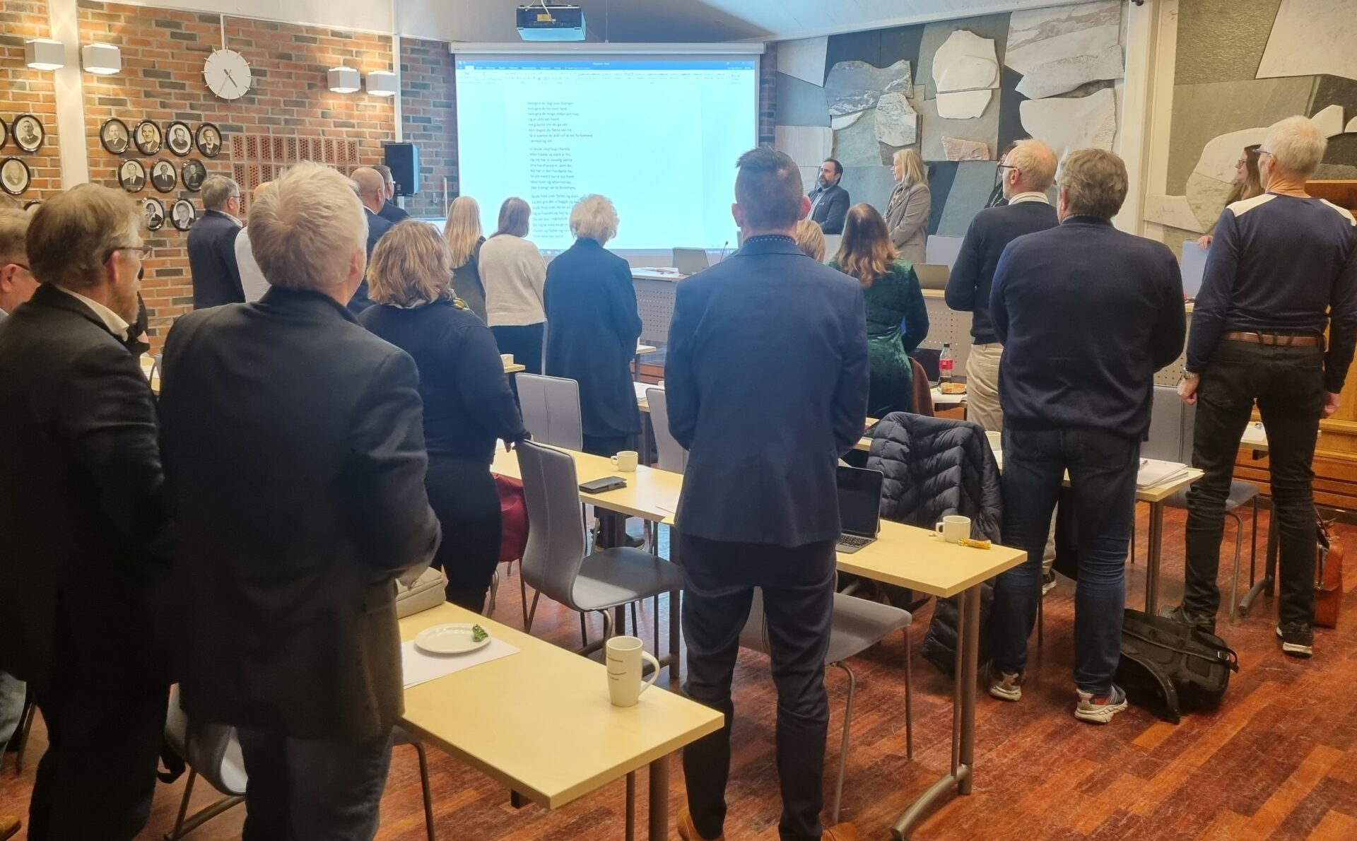 Her er de folkevalgte i Vestvågøy kommune avbildet mens de synger "Nordnorsk julesalme". De har altså ikke gjort et poeng av å snu ryggen til journalisten. Foto: Gustav Fauskanger Pedersen.
