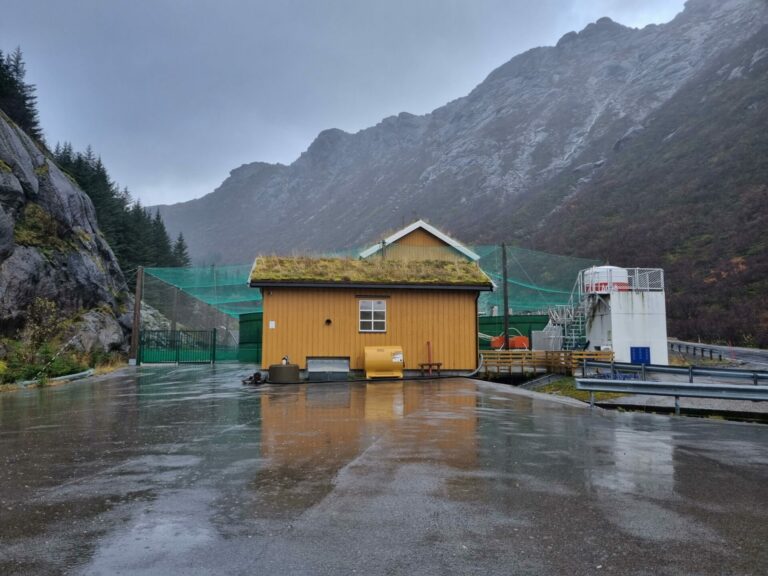 Settefiskanlegget i Nusfjord skulle etter planen gjennomgå betydelige oppgraderinger, men nå er det usikkert på om det i det hele tatt blir noe av. Foto: Gustav Fauskanger Pedersen.