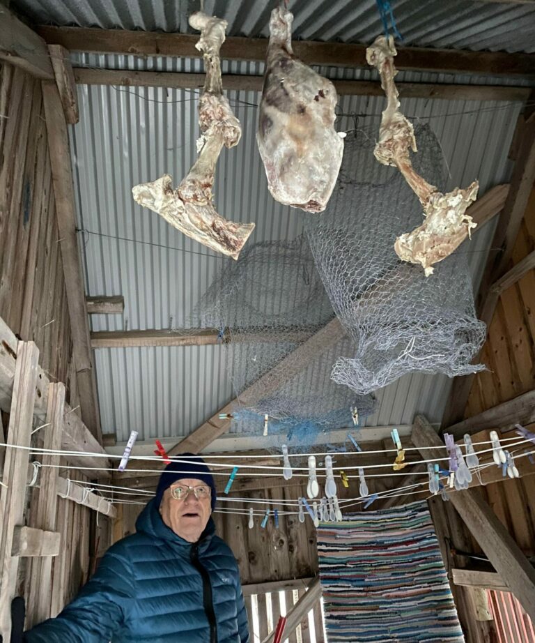 I klessjåen til Gunn Betty Dahlberg og Kjell Magne Skrove på Vareid henger det kjøtt til tørk i tråd med gamle tradisjoner. Foto: Inger Unstad