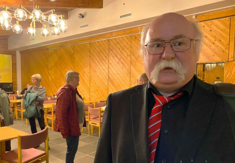 Jarl Kristen Salomonsen er leder for Salig Blanding. Nå inviterer koret med lederen i spissen, til allsang i Borge kirke. Foto: Inger Unstad