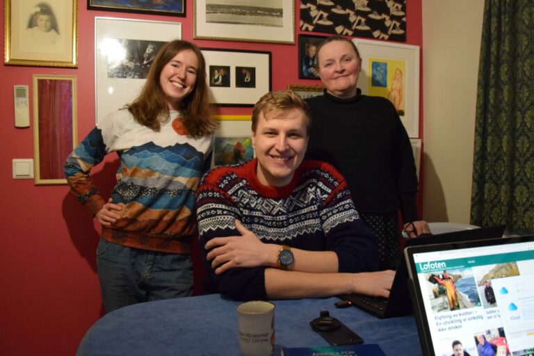 Fra venstre: Christina Campo, redaktør av Avisa Lofoten, Gustav Fauskanger Pedersen, journalist, og Inger Unstad journalist. Foto: Redaksjonen