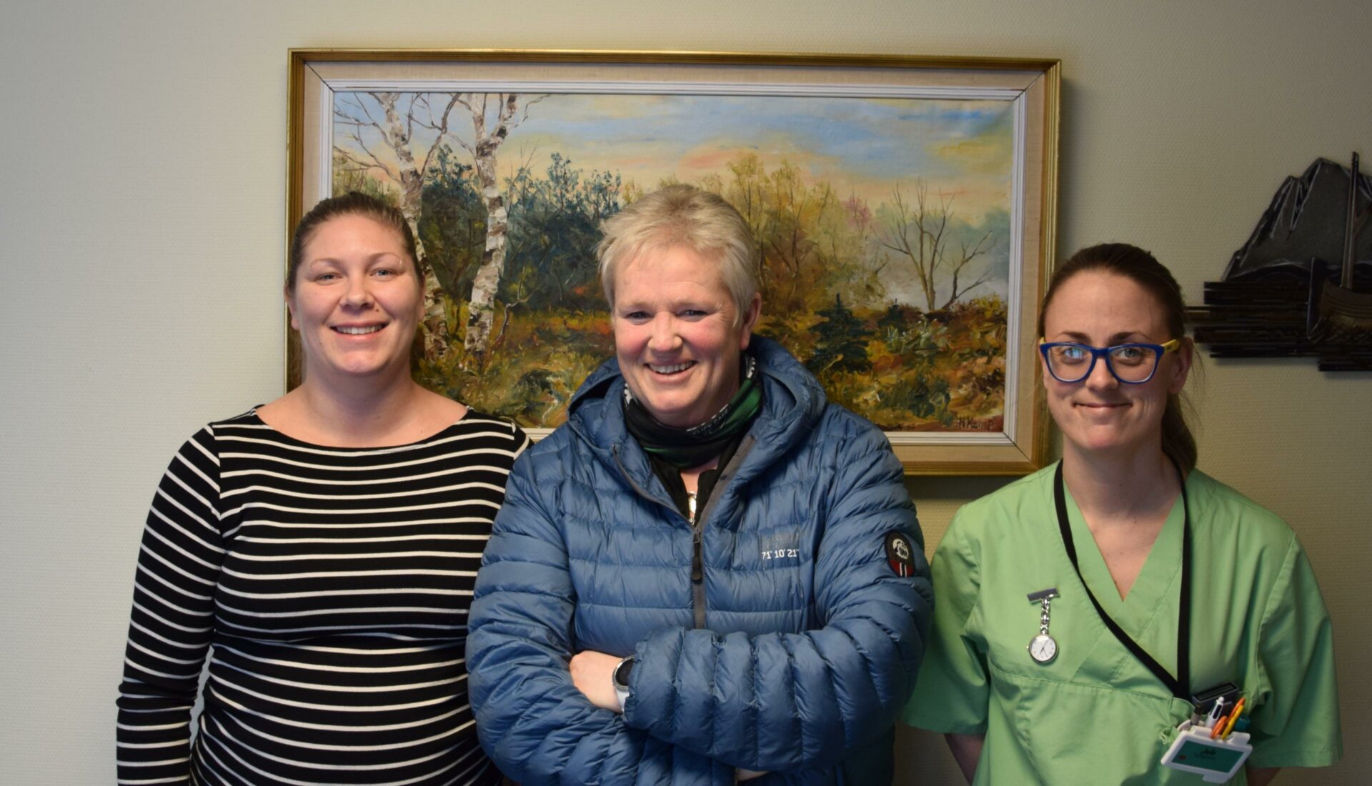 "Spleisen" som hadde som formål å innføre et trivselstiltak på Moskenes sykehjem gikk over all forventning for Linn Pedersen, Anne Jorid Gjertsen og Julie Wiig Raknes. Foto: Gustav Fauskanger Pedersen.