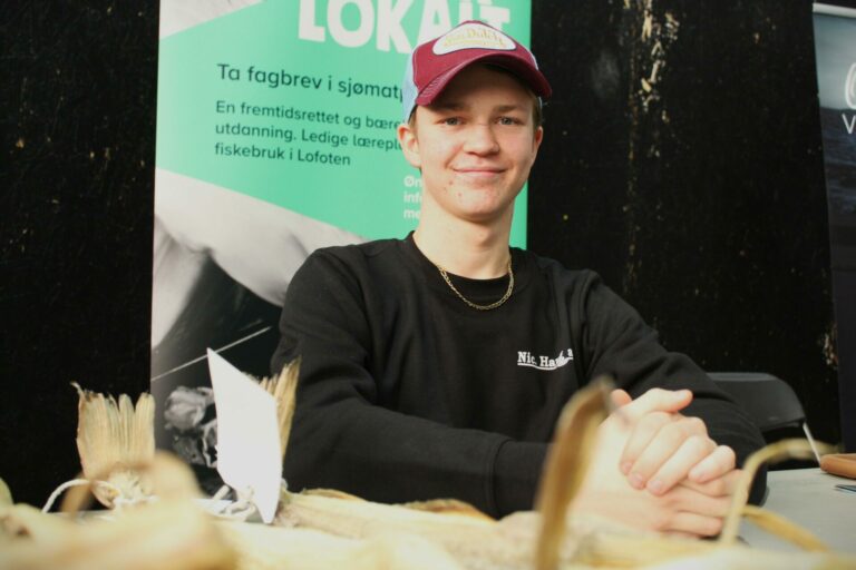 FAGBREV I SJØMATPRODUKSJON: William Solhaug Røste (18) er i gang med å ta fagbrev i sjømatproduksjon. Foto: Christina Campo