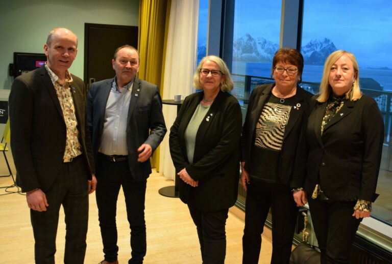 Her er representantene fra Lofoten avbildet på regionrådsmøtet i Svolvær 25. januar. I bildet fra venstre: Flakstad-ordfører Trond Kroken, Vågan-ordfører Frank Johnsen, Moskenes-ordfører Lillian Rasmussen, Varaordfører i Vestvågøy kommune Eva-Karin Busch, og Røst-ordfører/Lofotrådsleder Elisabeth Mikalsen.