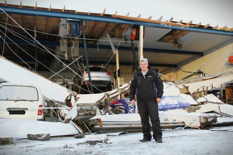 Fredrik Brækken, daglig leder og eier ev Brækken Bil på Ballstad møtte opp til en ødelagt arbeidsplass etter stormen. Foto: Christina Campo