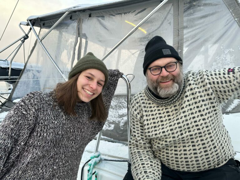 Anna Tikhatscheck har jobbet som skipper i 2020 / 2021. I Svolvær er det Rolf- Ørjan Høgseth som styrer skuta. Foto: In the same boat