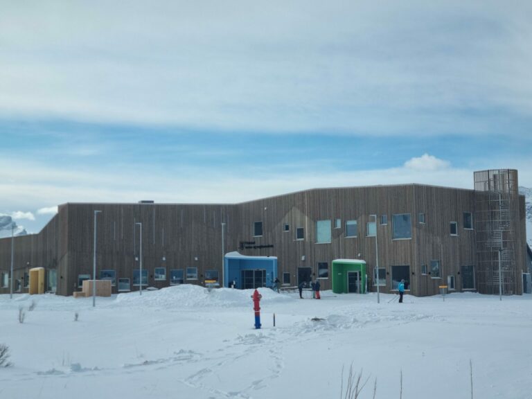 Flakstad barne- og ungdomsskole.