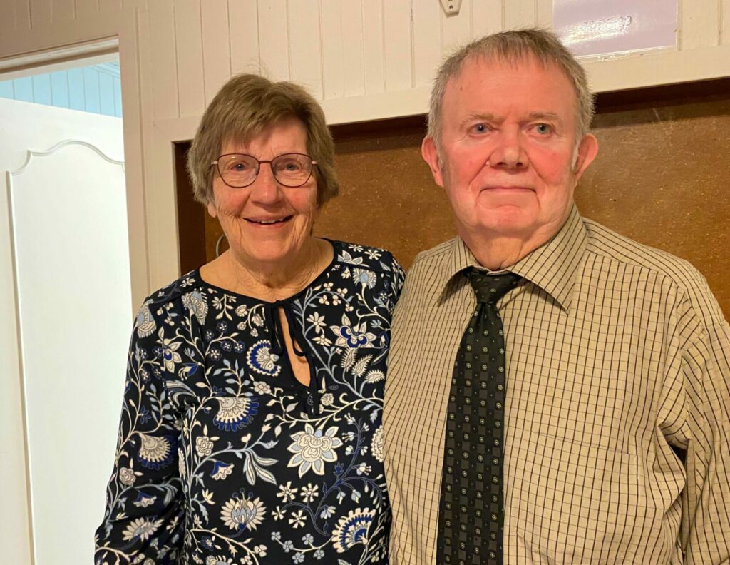 Anne Lise Johansen og Harald Trodal, to av flere som har stått på for at det eldre i Flakstad skulle få en minneverdig aften.