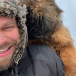 Bengt Hagen sammen med hunden sin, Kustus.