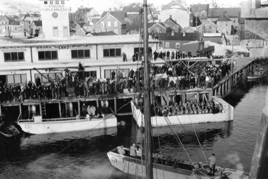 Engelske landgangsbåter i Svolvær under Lofotraidet.