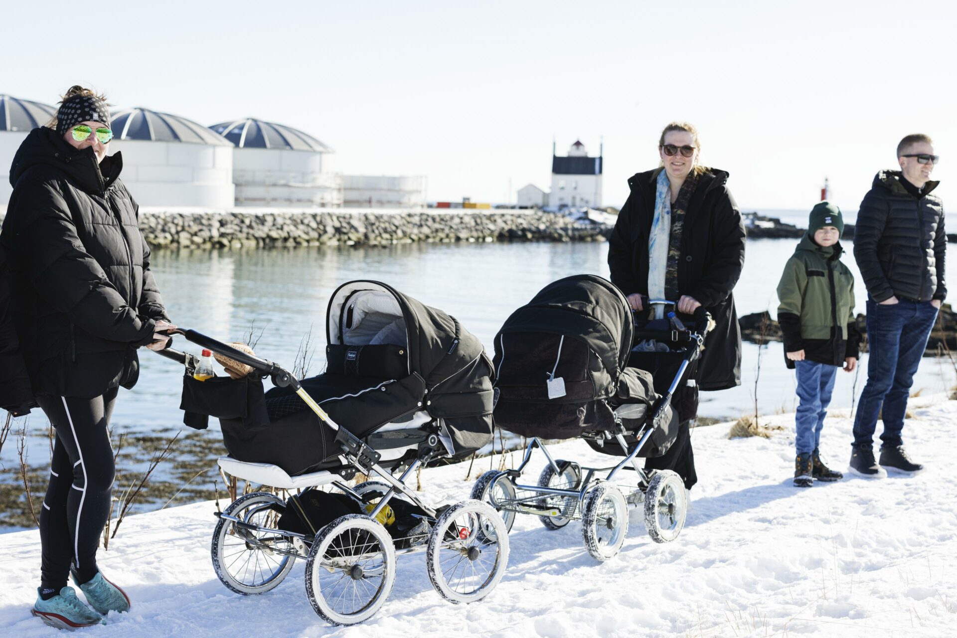 Mange har tatt turen ned til kaia i håp om å få se hvalen "Knølle". Her er Evy Anita, Åse, Liam og Ørjan ute på trilletur.