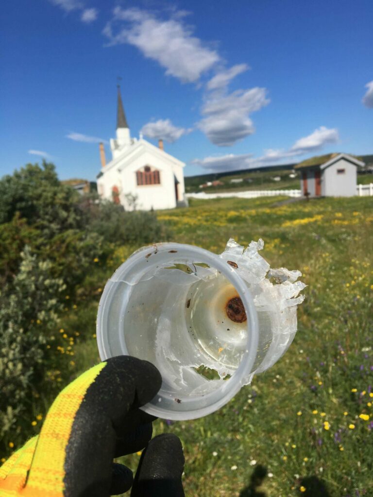 Når kråka har spist opp stearinen er det bare plasten igjen.