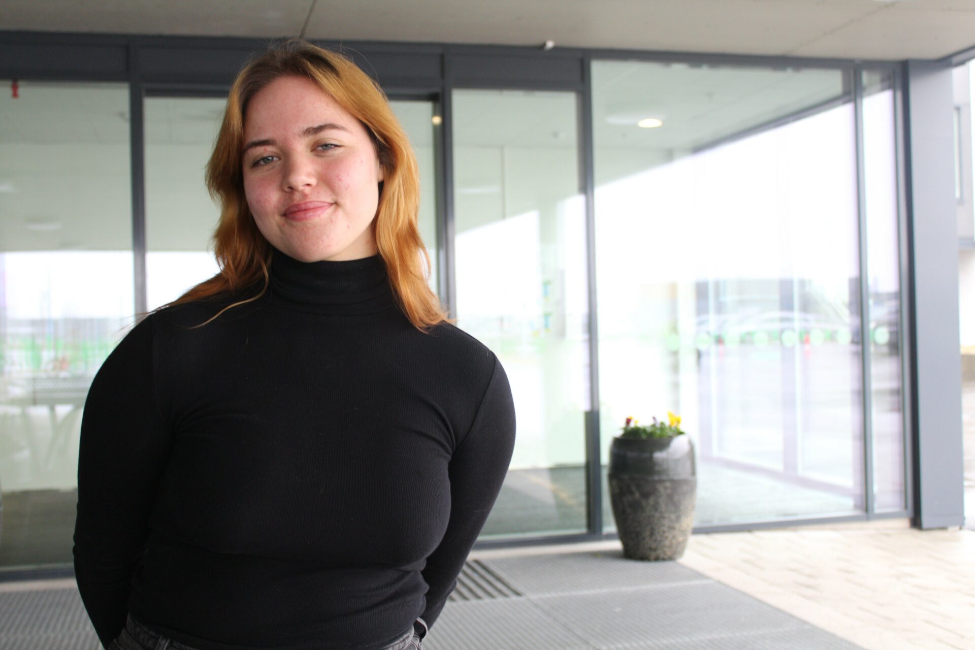 Ella Eriksen (18) stilte statsminister Jonas Gahr Støre spørsmål om akuttberedskapen i Lofoten. Foto: Christina Campo