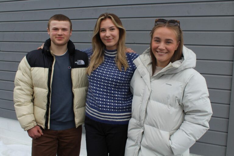 (F.v) Oddvar Larsen (18); russepresident, Maria Rasmussen (17); russeredaktør, og Guro Hanssen; festsjef, er med på å lage årets russeavis for Vest-Lofoten.