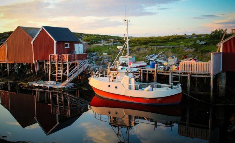 Fiskebøndene på Utrøst tar sjelden i bruk båter på over 15 meter, likevel melder de år etter år om rekordfangst.