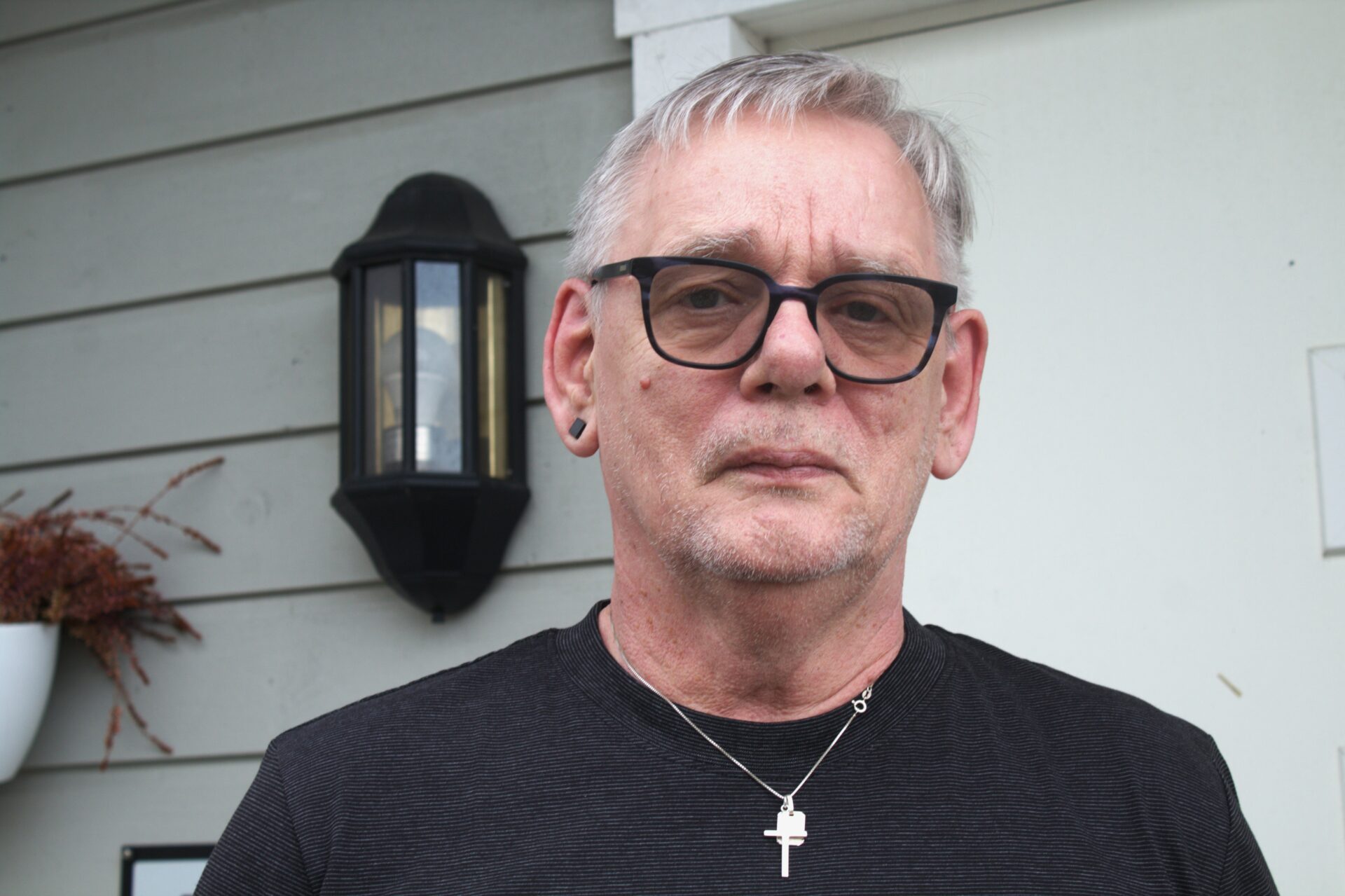 Bjørn Johansen (68) er den eldste av søskenflokken "Øystein-ungene". Sammen med to av sine brødre skal saken deres mot Værøy kommune nå opp i Høyesterett. Foto: Christina Campo
