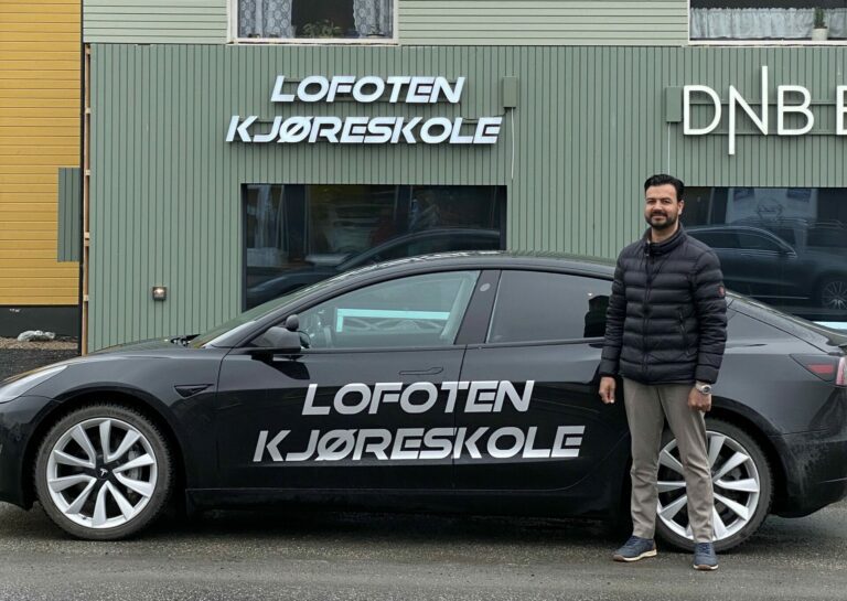 Farukh Latif (41) er kjørelærer ved Lofoten kjøreskole.