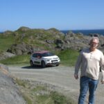 Næringssjef Jørn Aarsland i Flakstad kommune lover skilting på møteplassene på Neslandveien. Foto: Eirik Husøy