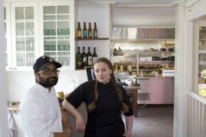 Simon og Aleksandra har tidligere jobbet sammen på restaurant i Nusfjord på Flakstad. Nå åpner de restaurant på Leknes. Foto: Eirik Husøy