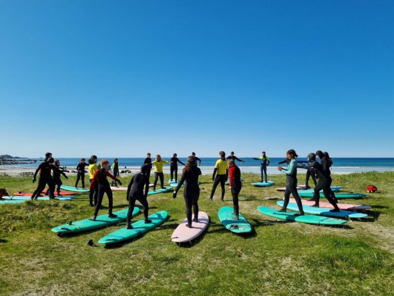Flakstad kirke arrangerte «Lys, lys våken» helg med surfekurs for 11-12 åringer.
