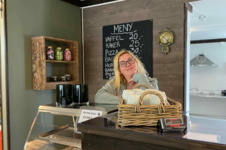 Iselin Olufsen har åpnet kombinert butikk og kafé på Gravdal. Foto: Frida Olufsen