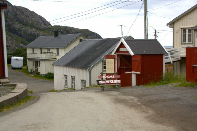 Før man kommer inn til Nusfjord, blir man bedt om å sette fra seg bilen og betale for inngang. Foto: Eirik Husøy