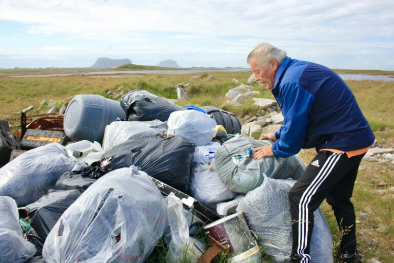Karstein Gundersen på samlingsplassen hvor han legger all søppel han finner langs fjæra på Røst.