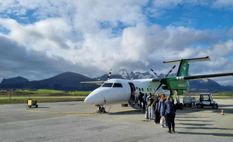 Widerøe-fly på Leknes. Foto: Gustav Fauskanger Pedersen.