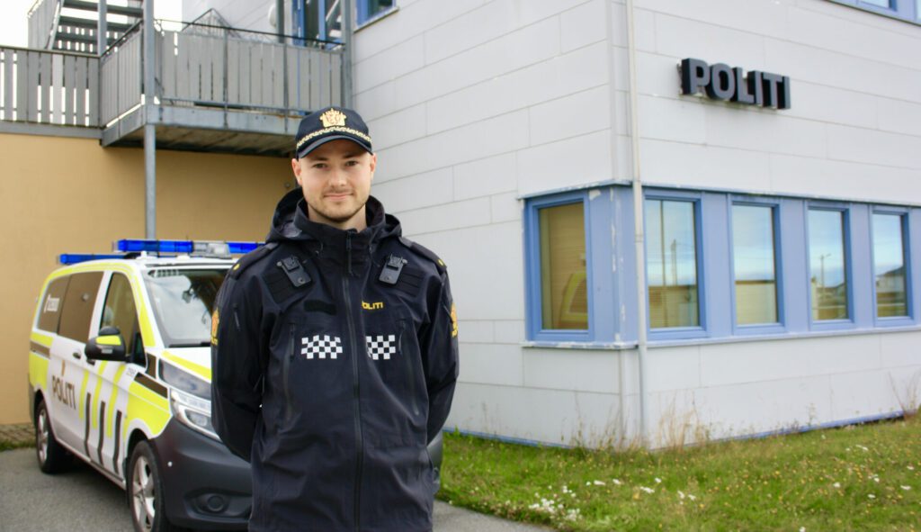 Even Johannes Valaker (27) har jobbet som politibetjent på Røst siden april i fjor. Nå venter nye utfordringer i Bodø.