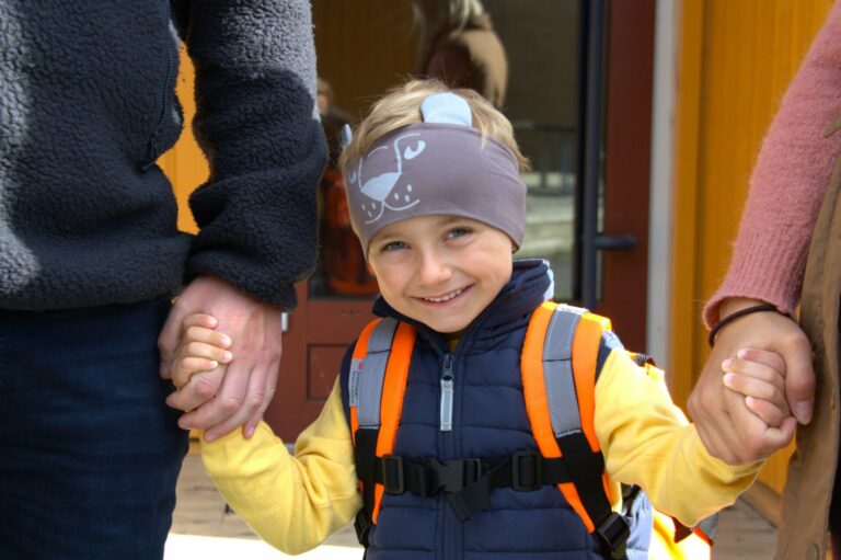 Matheo Eltoft (6) hadde første skoledag torsdag og hadde telt ned dagene. Foto: Eirik Husøy