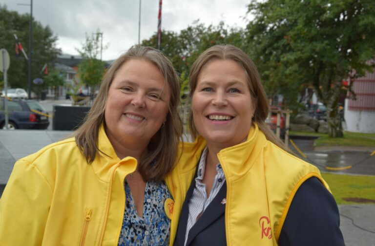 Linda Helen Haukland (t.h) er påtroppende gruppeleder Nordland KrF og sentralstyremedlem. Her er hun avbildet sammen med Monica Kleffelgård Hartviksen i Vestvågøy KrF på Leknes. Foto: Gustav Fauskanger Pedersen.