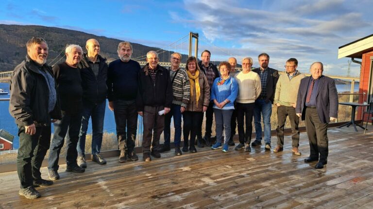 Venneforeningen for loklalsykehusene i midtre Hålogaland. Fra venstre: Rolf Bendiksen Harstad, John Heger Lofoten, Terje Jacobsen Kvæfjord, Are Johansen, Lofoten, Per Lien Harstad, Frode Bygdnes Harstad, Margareth Bakken Harstad, Ørjan Barstrand Narvik, Sigrun Hol Djupvik, Narvik, Christoffer Ellingsen Vesterålen, Bjørn Liebeck Narvik, Andreas Hay Harstad, Thomas Torrissen FFO Harstad og Viktor Johnsen Kvæfjord.