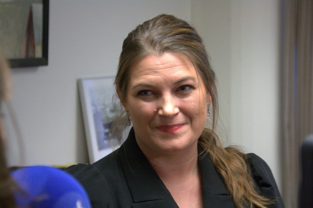 Cecilie Myrseth (Ap) er ny fiskeriminister. Her under nøkkeloverrekkelsen i Nærings- og fiskeridepartementet mandag. Foto: Eirik Husøy