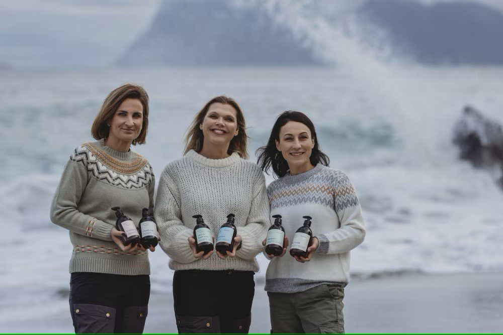 Carina Mæhle fra Hurtigruten, Angelita Eriksen og Tamara Singer fra Lofoten Seaweed. Foto: Foto: Jillian Høiberg Photography / Hurtigruten / Pressebilde