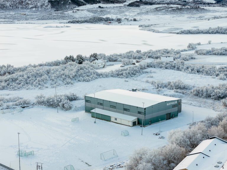 I løpet av sommeren skal det bygges et gjerde rundt kuntsgressbanene på Borgtun stadion. Foto: Kristoffer Antonsen / Kvass Foto